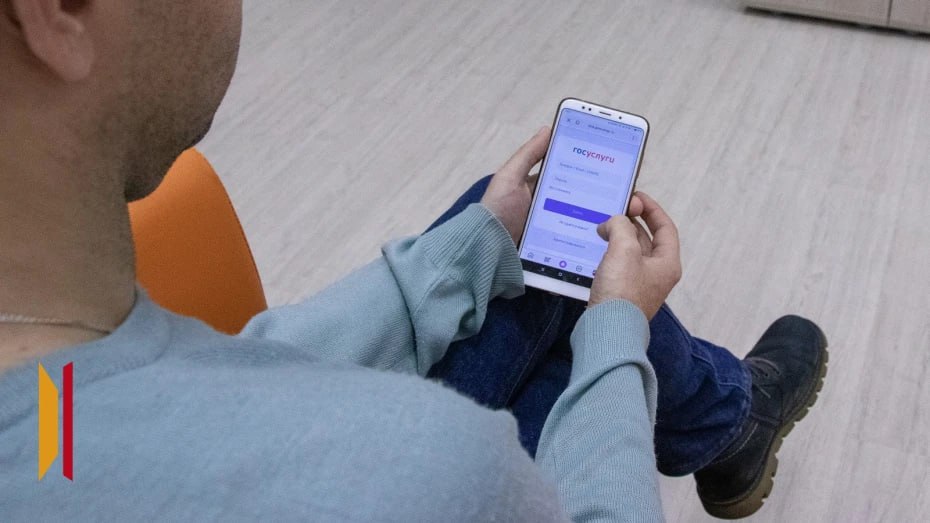 Россиян предупредили о фейковых сообщениях от Госуслуг о взломе аккаунта В сообщениях указано что вход в личный кабинет зафиксирован из Киева Мошенники рекомендуют обратиться в службу поддержки по указанному номеру Получивший такое СМС человек готов перезвонить по номеру ловушке чтобы объяснить что находится не на территории Украины Мошенники же рассчитывают на мгновенный испуг жертвы чувство беспокойства и неуверенности в сохранности аккаунта Абсурдность ситуации в том что фейковое сообщение утверждает Если это были не вы ничего делать не нужно При получении подобных СМС их сразу нужно удалять не переходя по ссылкам и не звонить по указанным номерам Мы всегда на связи в Мах