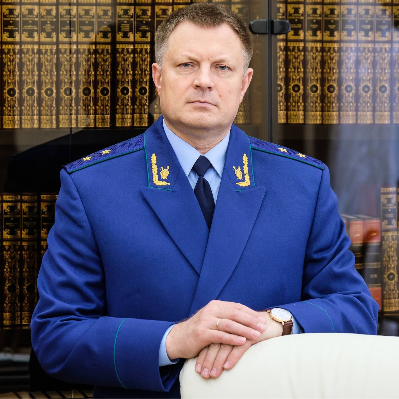 На должности заместителей генпрокурора России планируют назначить бывшего прокурора Краснодарского края Сергея Табельского и экс главу надзорного ведомства Коми Сергея Бажутова Представление президента России Владимира Путина о проведении консультаций для назначения Бажутова и Табельского поступило в Совфед сообщил глава комитета по конституционному законодательству и госстроительству Совета Федерации Андрей Клишас Рассмотреть их кандидатуры верхняя палата парламента собирается 27 января 2026 года в 11 30 мск на совместном заседании комитетов Совфеда Подписаться на каналы Новости Подработка Помощь Мы в MAX Вещи даром