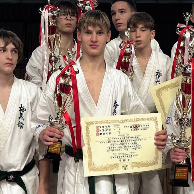 Подросток из Ишима завоевал бронзу на первенстве мира по киокушинкаю в Японии Воспитанник клуба Korytova Dojo Илья Тарасенко блестяще выступил на мировом первенстве в Токио принеся в копилку сборной России бронзовую медаль Результат 3 е место в категории 65 кг среди юношей 14 15 лет Масштаб турнира 600 спортсменов из 40 стран Сроки проведения 22 23 ноября в Токио Давайте поддержим спортсмена лайком   Подписывайтесь на 72 RU в MAX