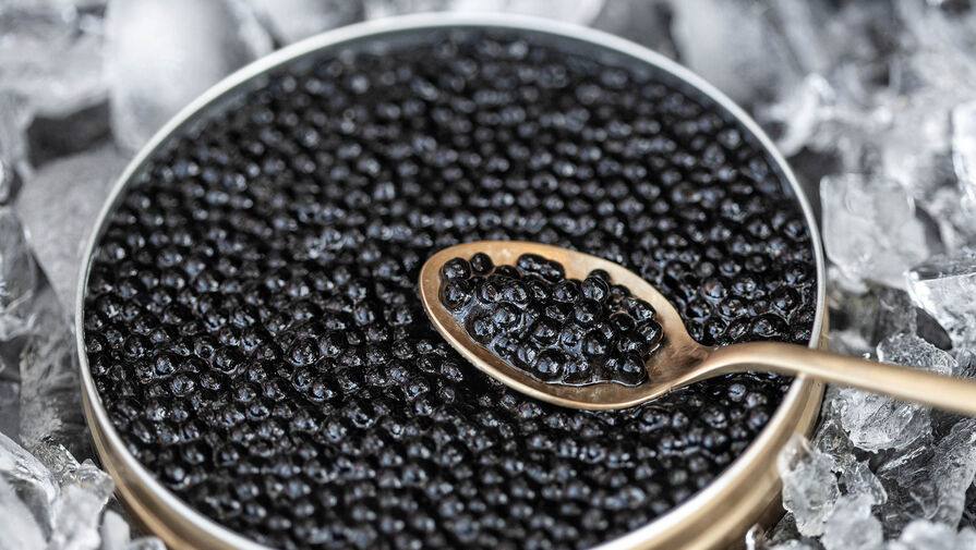 Палёная чёрная икра из Китая заполонила российский рынок Китайскую икру скупают по 16 18 тыс рублей за кг фасуют в России и продают как отечественную уже по 40 100 тыс за кг Чтобы снизить себестоимость осётров кормят дешёвыми кормами в том числе с соей и отходами bisrub