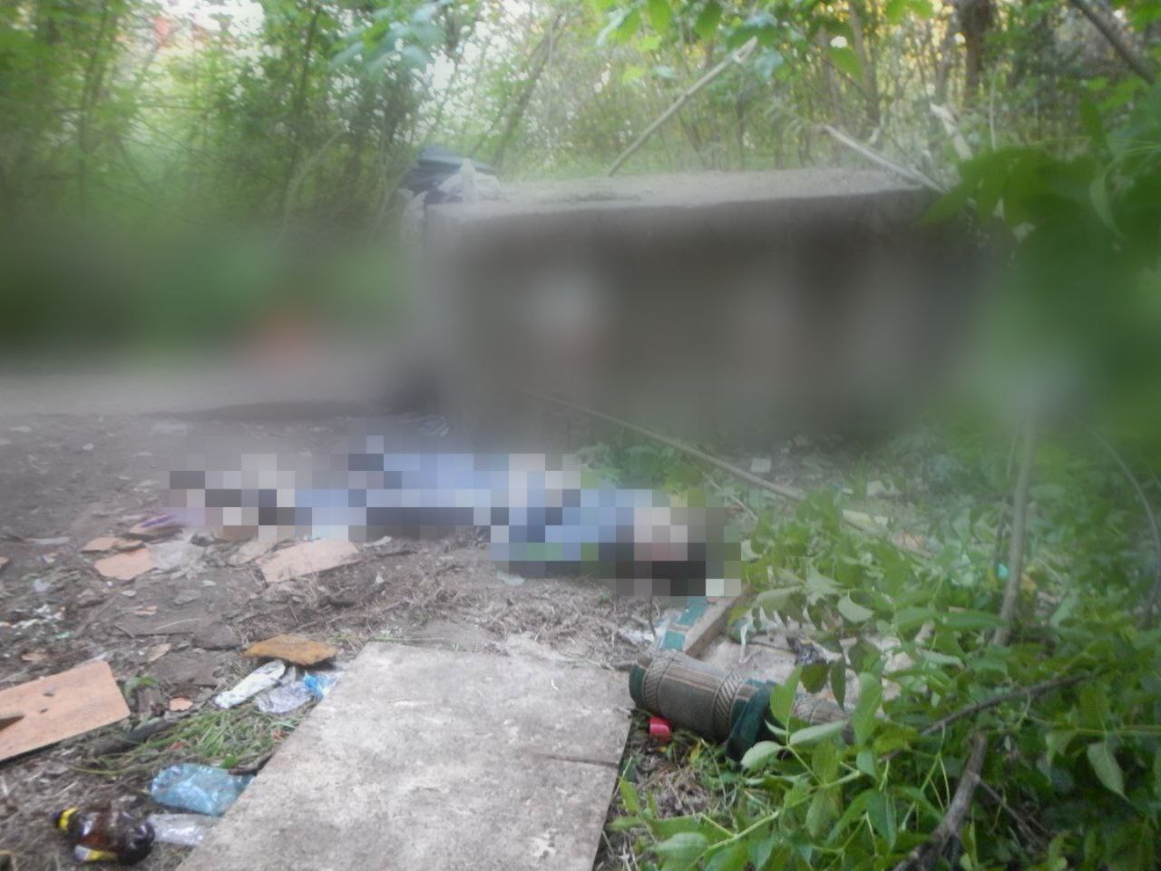 Подросток погиб из-за возможного вдыхания газа из баллончика в нашем регионе   Следователями СК проводится проверка по факту смерти 16-летнего жителя Собинки, тело которого было обнаружено 13 августа 2025 года его знакомыми на теплотрассе на улице Гагарина.  По предварительным данным, подросток имел пагубную привычку и перед смертью вдыхал содержимое баллона с газом, предназначенным для бытовых нужд, который был обнаружен рядом.  Следователем осмотрено место происшествия, назначена судебная медицинская экспертиза, выполняются иные проверочные мероприятия, направленные на установление обстоятельств и причин произошедшего, а также условий жизни и воспитания погибшего.