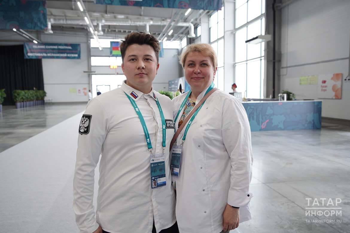 На KazanForum 2025 стартовал турнир молодых поваров «Лига юниоров» Для участия в конкурсе приехали молодые специалисты до 25 лет из Москвы, Санкт-Петербурга, Свердловской области и других регионов России. «Быть профессионалом своего дела – это очень серьезный труд. Важно, что педагоги скрупулезно, ответственно и внимательно готовят молодых поваров для участия в этом турнире. Здесь участвуют 18 команд, 8 из которых представляют Татарстан. Каждый из вас является носителем нужной и престижной профессии повара. Кулинарное искусство объединяет народы всего мира», – отметил на церемонии открытия турнира министр образования и науки РТ Ильсур Хадиуллин. Одним из членов жюри турнира стала шеф-кондитер международного уровня, телеведущая, автор кулинарных книг Нина Тарасова, которая выступила с наставлением к молодым специалистам. «Для меня большая гордость находиться здесь. Хочу пожелать ребятам верить в себя и свою профессию. Если вы ее выбрали и получаете удовольствие, значит, вы на правильном месте и всё у вас получится», – обратилась она к участникам соревнования.