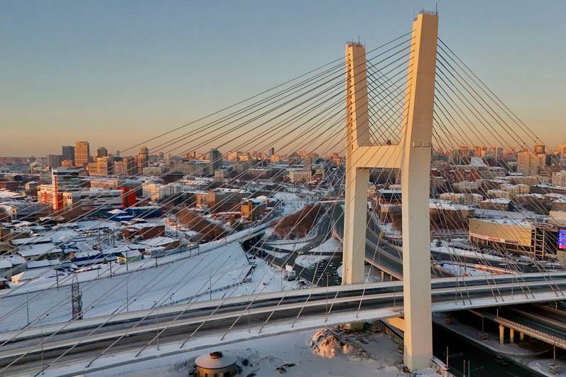 Приняли ряд решений по организации движения транспорта после открытия четвёртого моста через Обь в Новосибирске Они позволят эффективнее распределить транспортные потоки и повысить пропускную способность На левом берегу на площади Труда устранили левый поворот на светофоре через который осуществлялось троллейбусное движение в сторону улицы Станционной Изменена схема движения троллейбусы теперь следуют по новому съезду контактной сети здесь пока нет идут на автономном ходу На пересечении Ипподромской магистрали с улицей Военной будут скорректированы режимы работы светофоров и изменено направление движения по полосам С наступлением тепла планируется обустройство дополнительных разворотных площадок а также съезда на улицу Зыряновскую В перспективе планируем запустить новые маршруты общественного транспорта для них по условиям концессии проезд по четвёртому мосту будет бесплатным В схемах они предусмотрены но организация требует дополнительных вложений В частности на обустройство остановочных пунктов и пешеходных переходов на Ипподромской магистрали участок от улицы Фрунзе до улицы Большевистской Это может быть автобус или троллейбус с автономным ходом маршрут пройдёт с правого берега до площади Труда После полного запуска всего комплекса левобережных развязок и эстакады можно будет говорить об организации движения маршрутов через площадь Труда автобус по улице Ватутина к улице Троллейной и корректировка направлений трамваев 2 и 8 Новая переправа должна улучшить транспортную ситуацию в городе разгрузить существующие мосты и создать более комфортные условия для передвижения Со стороны городской администрации делаем всё возможное чтобы этот потенциал был реализован максимально эффективно