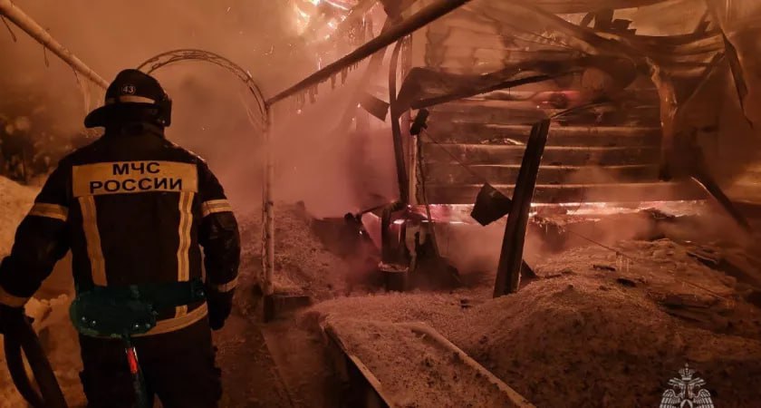 В Свечинском районе горел частный дом есть пострадавшие В деревне Рыбаковщина пожар случился в частном доме и хозяйственных постройках Площадь возгорания 60 квадратных метров Восемь спасателей и две единицы техники МЧС России ликвидировали огонь В результате пострадал один человек Причина пожара короткое замыкание электропроводки Мы в MAX