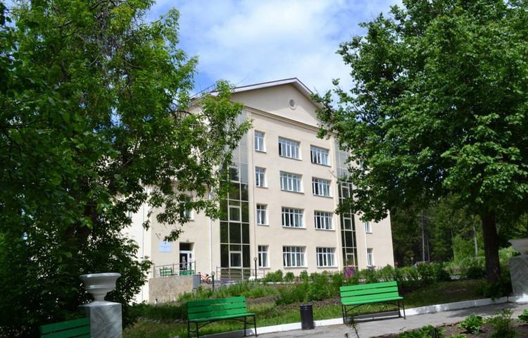 В филиале санатория «Обуховский» в Нижних Сергах коронавирусной инфекцией заразились девять детей в возрасте от 10 до 15 лет. Всех заболевших оперативно госпитализировали и оказали необходимую медицинскую помощь. В связи с этим в учреждении немедленно ввели карантинные меры: отменили массовые мероприятия, усилили медицинское наблюдение за контактными лицами и приняли решение о досрочном завершении смены 28 июля. Подписаться Новости Екатеринбурга