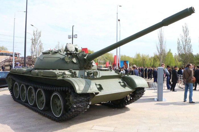 В омском парке Победы теперь можно «покататься» на танках Сегодня, 6 мая, в Омске открылся обновленный парк Победы. Главной особенностью первой очереди реконструированного пространства стала экспозиция военной техники парка «Патриот». Рядом с танками и другими боевыми машинами установлены интерактивные доски с ее тактико-техническими характеристиками, историей создания, информацией об участии в боевых действиях. В интерактивные доски «вшиты» видеоигры – конструкторы и симуляторы, позволяющие управлять некоторыми моделями техники самостоятельно. На входе в парк установили Звезды Победы со встроенными светодиодными экранами. Также зеленая зона получила новую систему освещения, на территории появилось видеонаблюдение, а монументы были отремонтированы и покрашены. Как заявил на открытии обновленного парка губернатор Виталий Хоценко, уже в этом году парк Победы станет полностью современным, ухоженным и наполненным историческим содержанием, ради которого он был создан 50 лет назад.