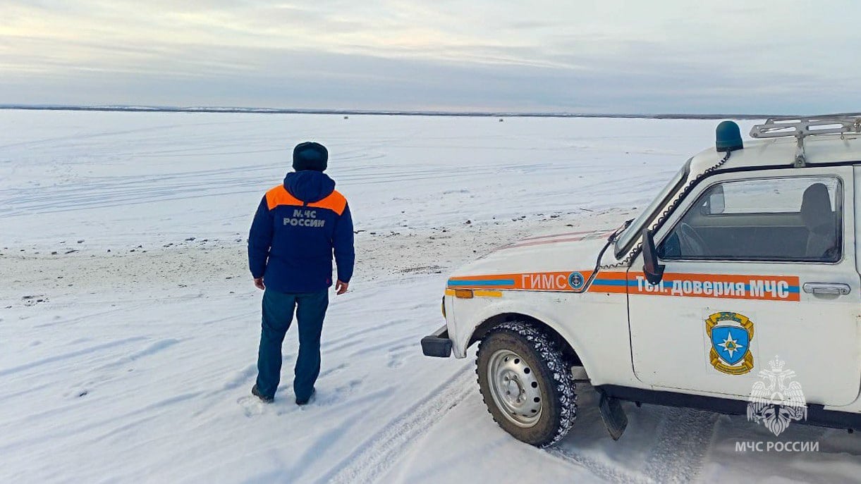 В Момском районе открылась первая в Якутии ледовая переправа  В Момском районе к эксплуатации официально допустили ледовую переправу муниципального значения "п. Хонуу – с. Буор-Сысы" через реку Индигирка. Толщина льда позволяет передвигаться по переправе автомобилям весом не более 3 тонн.  Работы по обустройству ледовых переправ проводятся согласно планов мероприятий по своевременному открытию и закрытию сезонных автодорог и при наличии необходимой безопасной толщины льда для строительной техники. Сроки открытия могут быть скорректированы исходя из фактического состояния льда и погодных условий.  "Всего на территории республики состоит на учете 47 ледовых переправ. На сегодняшний день официально открыта только одна переправа в Момском районе. Инспекторами ГИМС в составе комиссий проводятся рейды по недопущению несанкционированных выездов на лед. К примеру, в Мегино-Кангаласском районе за сегодня было составлено 7 протоколов на автоводителей за правонарушения. Напоминаем, что необходимо пользоваться только оборудованными ледовыми переправами и выполнять требования всех информационных знаков", – отметила Майя Алексеева, начальник отдела безопасности людей на водных объектах ГУ МЧС России по РС  Я .