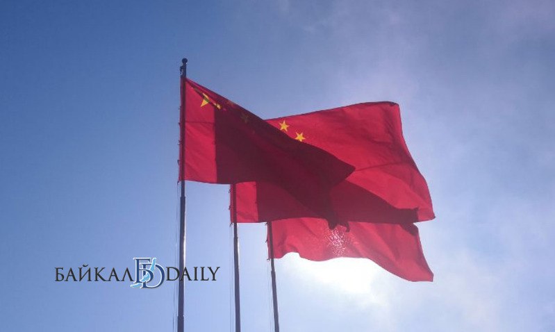 Улан Удэ и китайский Эрлянь планируют связать прямым авиарейсом Сегодня в столице Бурятии принимали делегацию Эрляня Основная цель делового визита как раз этот вопрос Нет ничего невозможного Наш аэропорт полностью готов к принятию самолётов различных авиакомпаний проведена реконструкция взлётно посадочной полосы обновлены терминалы обеспечено наличие квалифицированного персонала Аэропорт обладает пятой степенью свободы воздушного пространства в России лишь пять аэропортов имеют такую категорию Теперь дело за техническими деталями реализации проекта прокомментировал председатель комитета по транспорту потребительскому рынку и предпринимательству Юрий Ткачёв