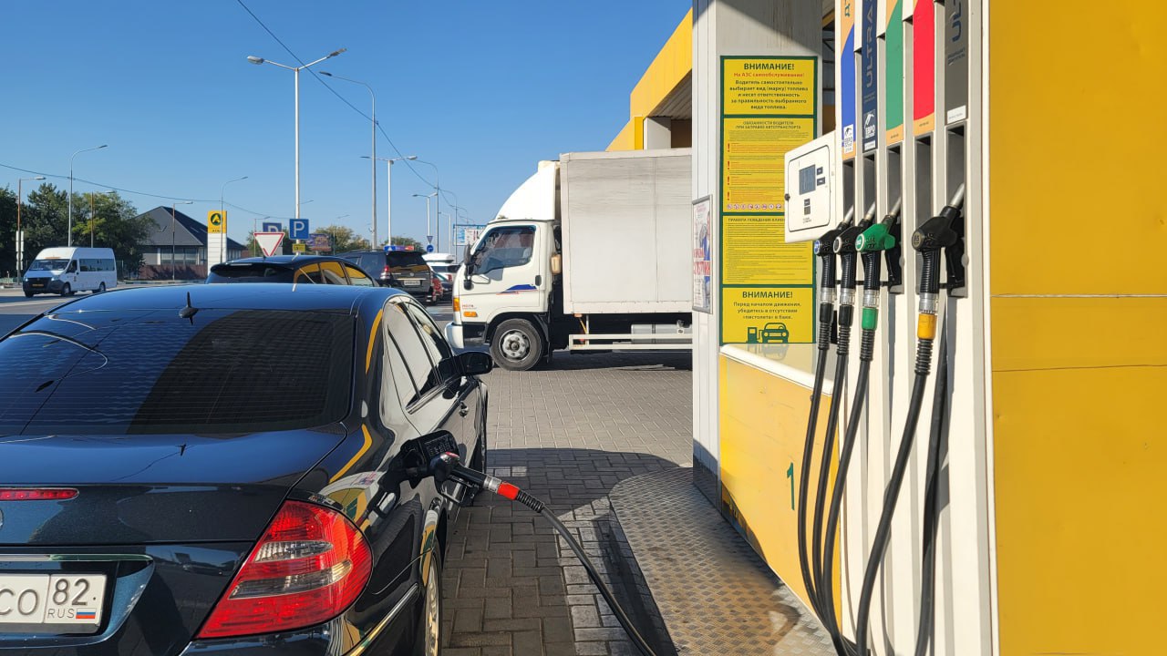 В Крыму с сегодняшнего дня 130 АЗС с топливом в свободной продаже С 20 октября увеличен лимит на заправках можно будет купить до 30 литров в одни руки в сутки Список действующих АЗС появится на сайте Правительства РК и Минтопэнерго Все меры по стабилизации ситуации согласованы с федеральными ведомствами сообщил глава республики Крым Сергей Аксенов Севкор теперь в MAX Читайте Севкор
