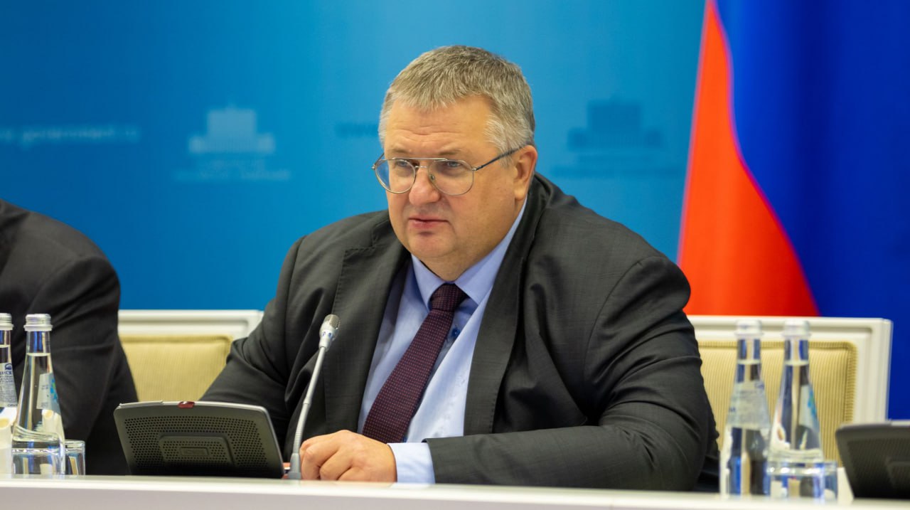 Россия — центр притяжения в текущей деглобализации и фрагментации мировой экономики, — Алексей Оверчук Глобализация, возникшая в период противостояния Запада с советским блоком, закончилась. США больше не могут удерживать созданную систему, мировая экономика фрагментируется, подталкивая страны к поиску нового баланса, — констатировал Вице-премьер РФ Алексей Оверчук ЕАЭС — важный центр интеграционных процессов в Евразии. Взаимодействие с объединениями ШОС, СНГ, АСЕАН и китайским проектом «Пояс и путь» способствует развитию торговых связей со странами Глобального Юга БРИКС объединяет страны, являющиеся центрами притяжения в своих регионах мира. Он может стать координирующей опорой для взаимодействия будущих макрорегионов На фоне текущей смены технологического уклада для мирового лидерства критическим становится обладание технологиями и соответствующими ресурсами. Сегодня это критические минералы и редкоземельные металлы. Не менее остро стоит и проблема продовольственной безопасности Россия, являющаяся четвёртой экономикой мира и обладающая всеми необходимыми ресурсами, становится центром притяжения в Евразии и вместе с партнёрами выстраивает связи с другими макрорегионами мира «КРИСТАЛЛ РОСТА» ранее приводил заявление вице-президента США Джей Ди Вэнса о том, что эпоха неоспоримого доминирования США закончилась. По мнению The New York Times Трамп готов разделить глобальное влияние с Россией и Китаем