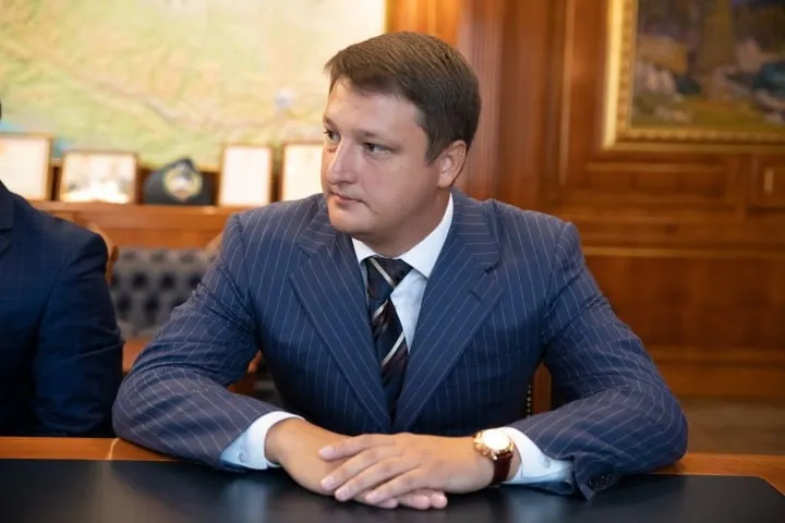 У бывшего вице премьера Карачаево Черкесии Дмитрия Бугаева его родственников и фирм конфисковали 64 6 млн рублей Эта сумма эквивалент стоимости 22 объектов недвижимости и 3 автомобилей законность приобретения которых Бугаев доказать не смог Сам экс чиновник сейчас в СИЗО По версии следствия в 2019 году Бугаев организовал проведение фиктивного аукциона по продаже госимущества и сделал так чтобы объект продали его фирме по заниженной цене Ущерб бюджету Карачаево Черкесии составил более 16 7 млн рублей Подписывайтесь на Аргументы и Факты Северный Кавказ Мы в МАКС