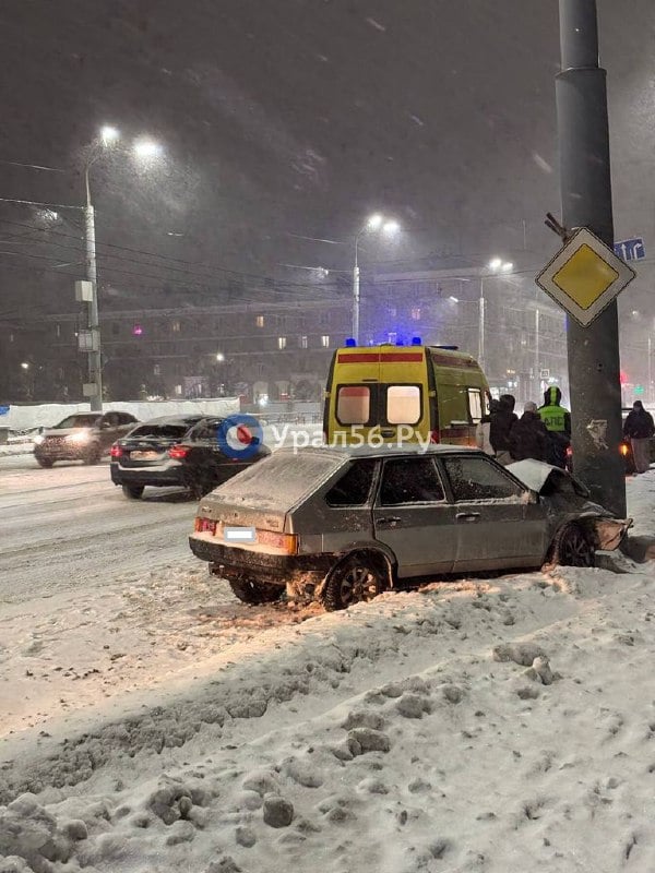 В центре Орска ВАЗ влетел в фонарный столб  ДТП произошло на пр. Мира. На место выезжала скорая помощь.   Официальных комментариев пока нет.  Возможно, водитель не справился с управлением. Сейчас в Орске сильный снегопад, в результате которого на дорогах образовалась каша.