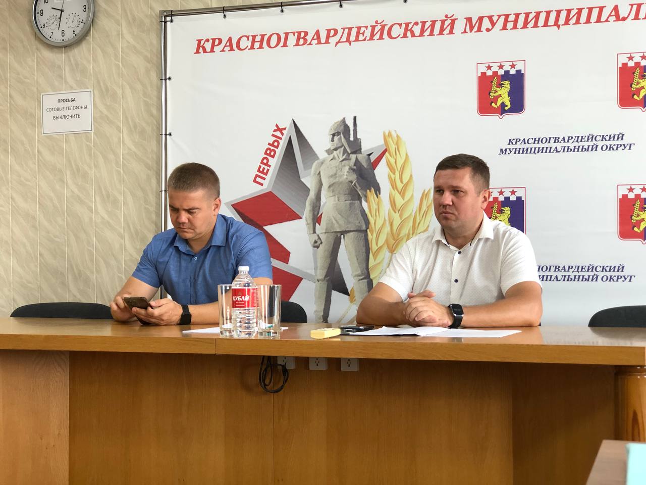 Заседание рабочей группы по подготовке и проведению выборов депутатов Совета депутатов Сегодня под председательством главы Красногвардейского муниципального округа Константина Ишкова состоялось заседание рабочей группы. На повестке дня рассмотрены задачи органов местного самоуправления по подготовке и проведению выборов депутатов Совета депутатов Красногвардейского муниципального округа Ставропольского края второго созыва с 12 по 14 сентября 2025 года и оказанию содействия избирательным комиссиям в реализации их полномочий. В рамках обсуждения данного вопроса участники заседания детально рассмотрели ключевые аспекты предстоящей избирательной кампании. Основное внимание уделено выполнению организационно-технических мероприятий для успешного проведения избирательной кампании. Фото АКМО.