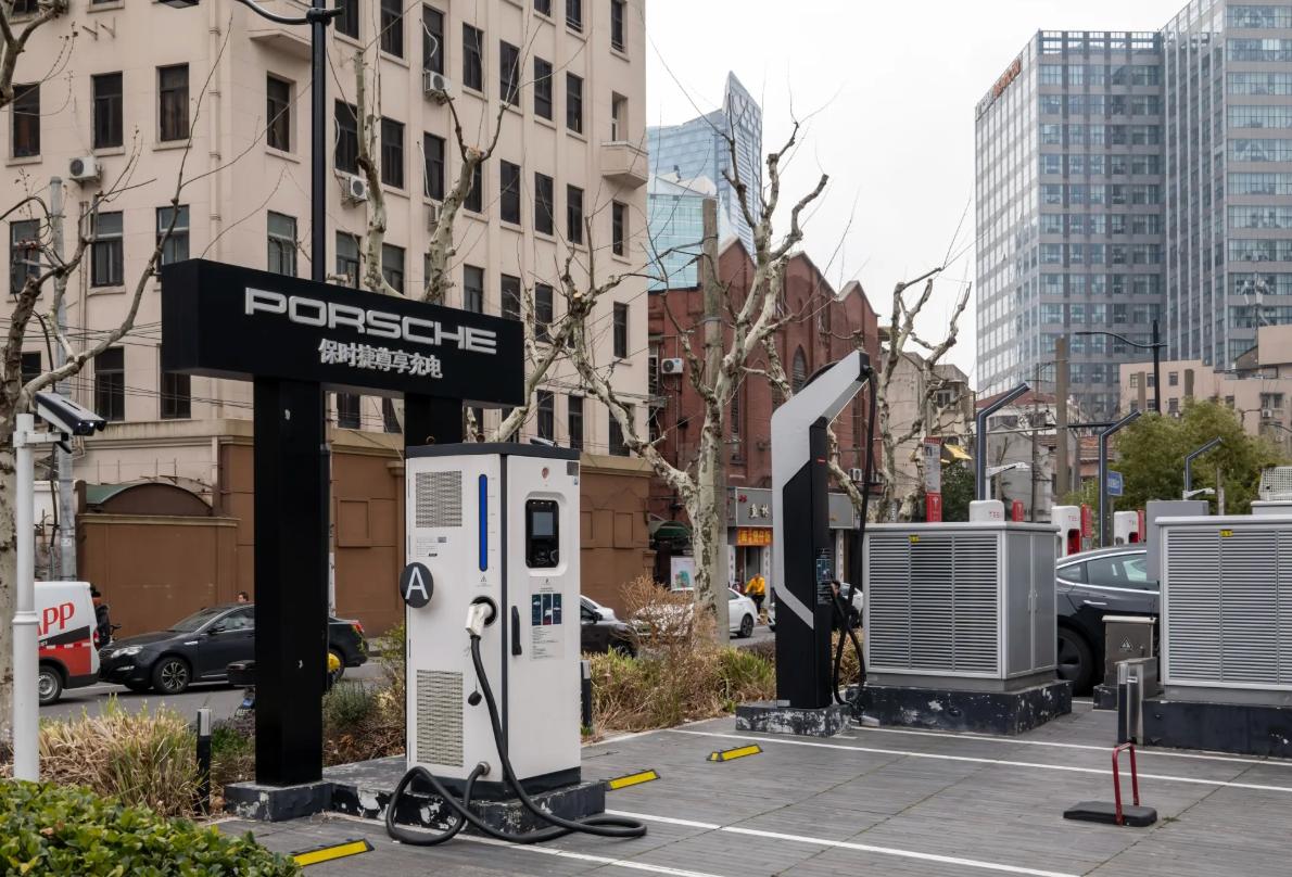 Porsche планирует закрыть свою собственную сеть из 200 зарядных станций для электромобилей в Китае Станции сети премиальной зарядки начнут выводить из эксплуатации с марта следующего года Продажи Porsche в Китае упали на 26 за первые девять месяцев этого года В ноябре немецкое издание Focus сообщало что компания Porsche рассматривает возможность постепенного ухода с рынка страны