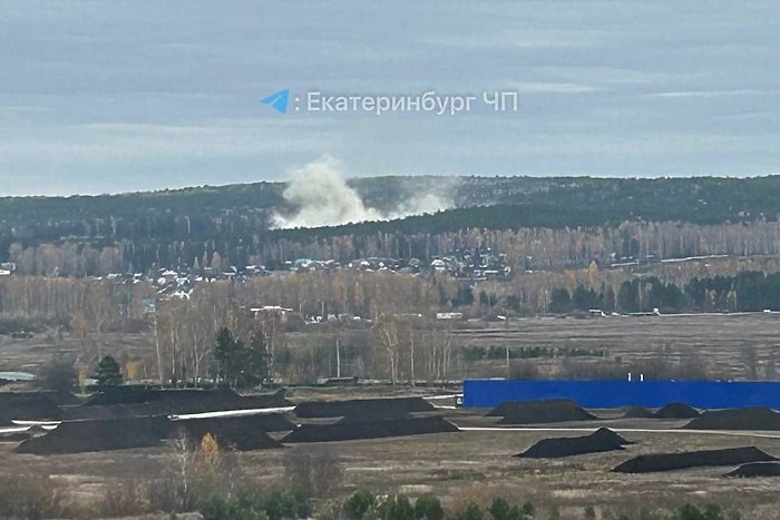Екатеринбуржцы услышали очень сильный грохот днем 14 октября Днем 14 октября около 14 30 дня жители Екатеринбурге услышали очень громкий хлопок По словам очевидцев особенно хорошо он был слышен на Елизавете в Академическом Ботанике и Уктусе По данным источника E1 RU сегодня силовики проводят учения на полигоне в Чкаловском районе В пресс службе ЦВО и свердловского МЧС обещали СМИ уточнить информацию uralweb ru