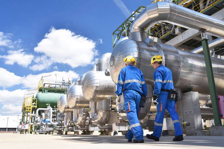 В Минфине объяснили схему расчета обратного акциза при переработке нефти за рубежом Расчет обратного акциза при переработке нефти на давальческих условиях за пределами России будет производиться по той же схеме что и для российских НПЗ при этом будет ограничен удельный коэффициент характеризующий корзину продуктов переработки нефтяного сырья в формуле акциза Замминистра финансов Алексей Сазанов отвечая на вопрос на какие компании и на каких условиях могут распространяться выплаты обратного акциза при переработке нефти за пределами России сказал По перечню установленному правительством Порядок расчета будет таким же как для российских нефтеперерабатывающих заводов исходя из объема выхода нефтепродуктов с тонны переработанной нефти с коэффициентом ИФ не более 0 53 сказал он