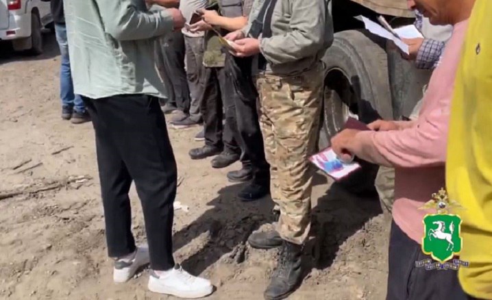 Томские полицейские провели рейд по соблюдению миграционного законодательства: проверили документы у иностранных граждан, осуществляющих трудовую деятельность на объектах строительства и лесопереработки, в заведениях общепита. После проведенного рейда суд постановил принудительно выдворить за пределы Российской Федерации одного из задержанных мигрантов. Подробнее – на Бабре #томск