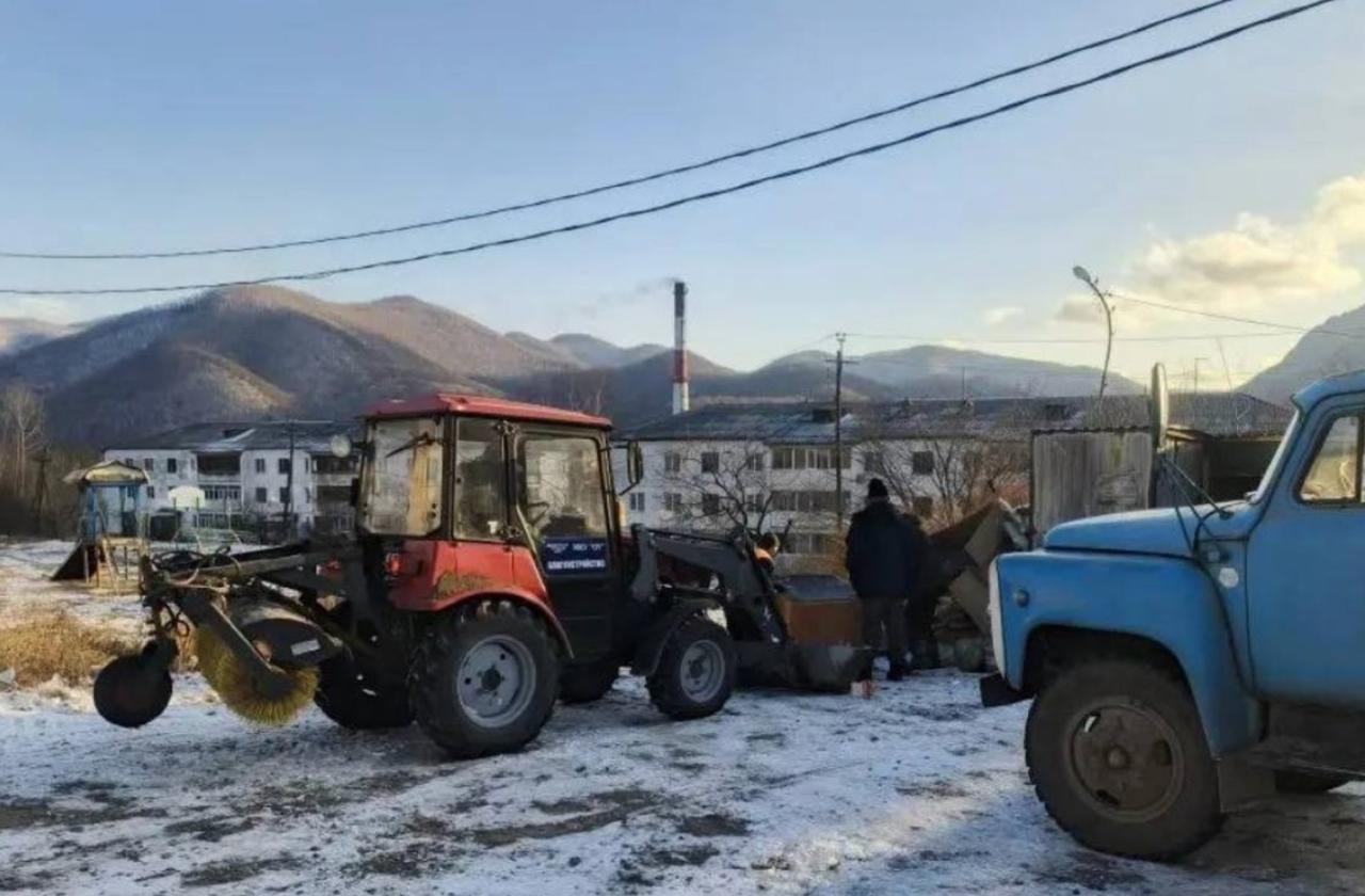 А воз и ныне там прокуратура выявила новые нарушения по вывозу мусора в Дальнегорске Прокуратура Дальнегорска провела проверку работы компании занимающейся вывозом твердых коммунальных отходов Проверка выявила систематические нарушения сроков очистки контейнерных площадок на большинстве точек сбора мусора Прокурор внес представления руководству организации перевозчика и главе городского округа Также инициирован вопрос о возбуждении административных дел по статье 8 2 КоАП РФ предусматривающей ответственность за нарушение экологических требований при обращении с отходами Для ликвидации нарушений на линию направили дополнительную технику несколько территорий оперативно привели в порядок Прокуратура взяла под контроль восстановление установленной периодичности вывоза отходов Deitaru