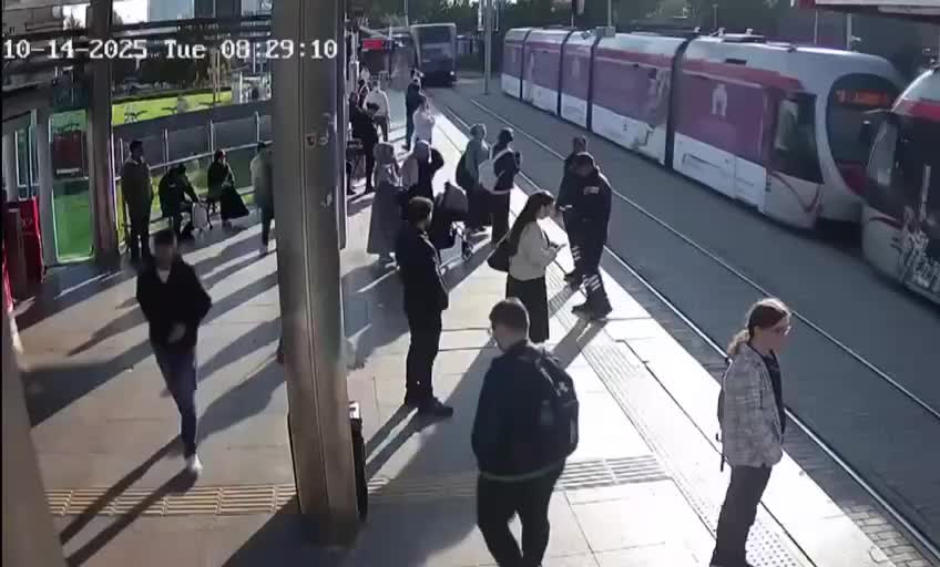 Охранник в Кайсери спас девушку от трамвая