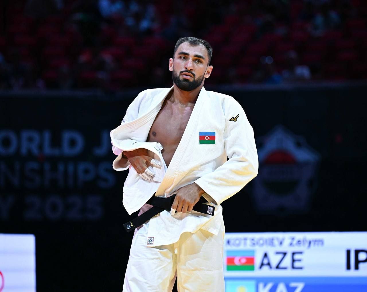 Зелим Коцоев стал бронзовым призером чемпионата мира по дзюдо   Осетинский спортсмен, выступающий за сборную Азербайджана, стал третьим в весовой категории до 100 кг. В четвертьфинале он уступил российскому спортсмену Арману Адамяну, поэтому боролся только за бронзу. В схватке за медаль он победил корейца Сехеона Кима.   Напомним, Зелим Коцоев - олимпийский чемпион, чемпион мира и Европы.