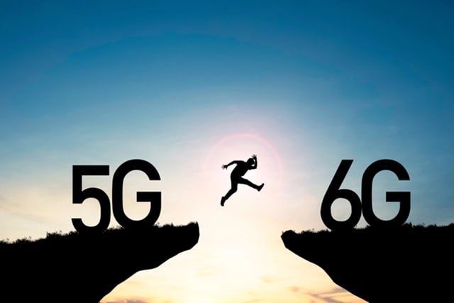 6G: 50 ГБ за 1.4 секунды  Этот стандарт связи должен выйти в 2030 году, и сейчас крупные компании активно его тестируют. China Mobile вложил в разработку 6G около $4,4 млрд долларов, развернув десяток тестовых площадок. И теперь крупнейший китайский оператор похвастался результатами – удалось достичь нереальной скорости в 280 Гбит/с, это в десятки раз выше возможностей 5G. В итоге удалось передать 50 ГБ всего за 1.4 секунды. Разумеется, реальные сети 6G будут медленнее, но все равно позволят скачивать гигабайты за секунды.