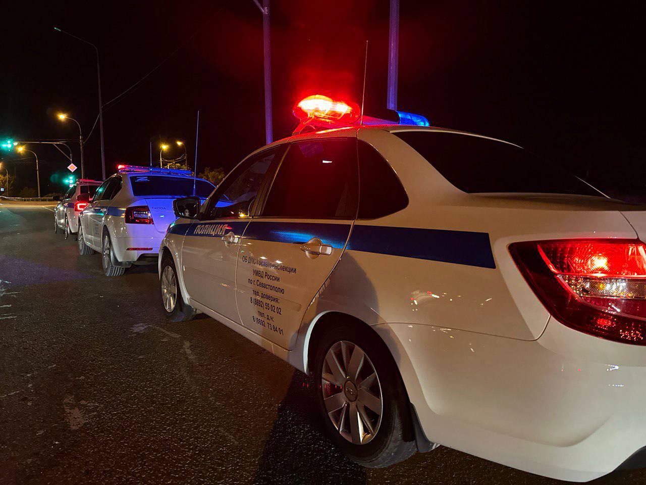В длинные выходные в Севастополе проведут четыре рейда С 20 по 24 февраля сотрудники ГАИ проведут рейды Ночной город Стабилизация Лишенник и Нетрезвый водитель сообщили в ведомстве Патрулирование пройдет во всех районах города включая пригородные территории и загородные трассы В ходе рейдов правоохранители уделят особое внимание выявлению водителей не имеющих права управления транспортными средствами и находящихся в состоянии опьянения говорится в сообщении За нетрезвое вождение или отказ от медосвидетельствования предусмотрен штраф в размере 45 тысяч рублей и лишение прав до двух лет при повторном нарушении уголовная ответственность и конфискация машины Фото ГАИ Севастополя Вести Севастополь MAX VK Дзен Telegram