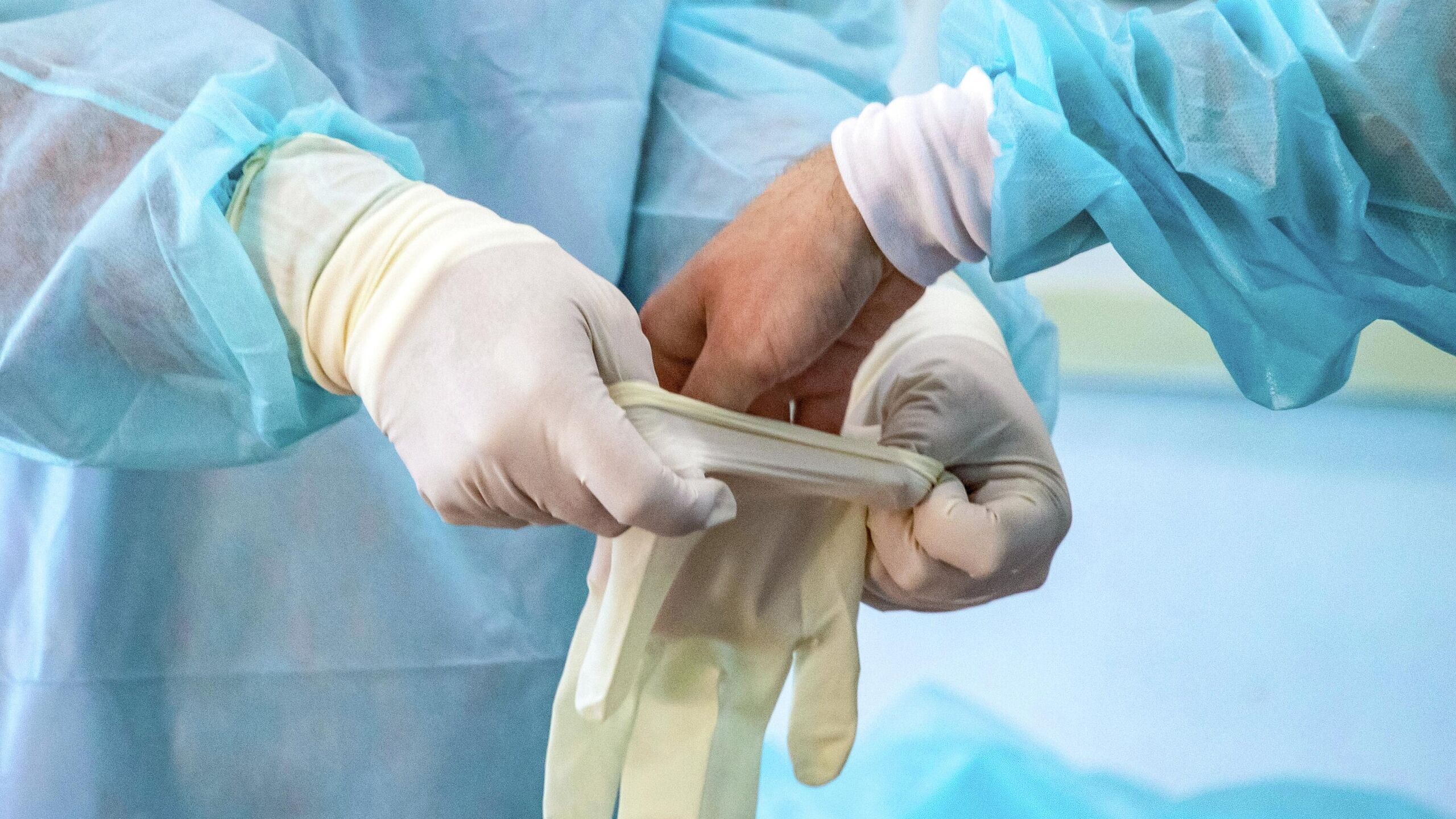 Двое хирургов московской клиники IQ Plastique предстанут перед судом из за гибели пациента после операции по снижению веса сообщает столичная прокуратура Прокуратура города Москвы утвердила обвинительное заключение в отношении 46 летнего Ильи Елагина и 30 летнего Тамерлана Кадзаева обвиняемых по части 2 статьи 109 УК РФ причинение смерти по неосторожности вследствие ненадлежащего исполнения лицом своих профессиональных обязанностей Уголовное дело направлено в Савеловский районный суд говорится в сообщении опубликованном в Telegram канале ведомства