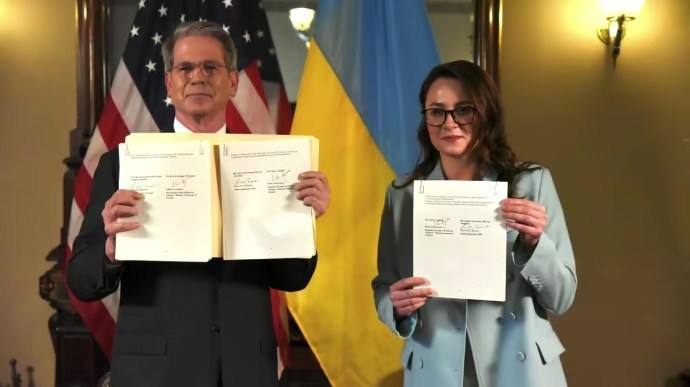 ⏺США и украина подписали не один, а три разных документа по недрам — это видно на фото с церемонии. На снимке видно: тексты на последних страницах отличаются по объему — значит, документы разные. Депутат Железняк утверждает: два из них скрывают от Верховной Рады. Военкор Лисицын