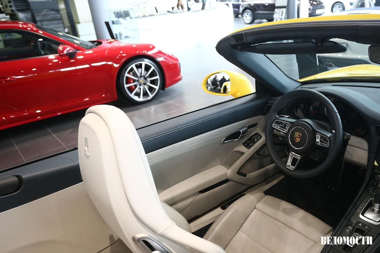 Продажи люксовых автомобилей с пробегом в первом полугодии выросли на 18% к тому же периоду прошлого года, сообщил «Автостат».  Всего в январе–июне россияне приобрели 1 245 подержанных авто сегмента Luxury. Рост в сегменте продолжается три месяца подряд.   Продажи по маркам:    Bentley - 441 шт., более 35% всех люксовых автомобилей с пробегом.   Rolls-Royce  –  232 шт.  Maserati  – 203 шт.  Lamborghini  – 190 шт.   Ferrari  – 142 шт.  Aston Martin – 37 шт.     Подпишитесь на «Ведомости»