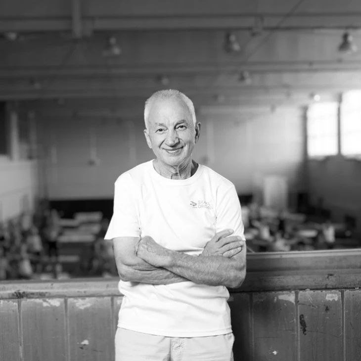 На 82 м году ушел из жизни спортсмен и тренер Василий Скакун заслуженный мастер спорта СССР чемпион мира заслуженный тренер СССР по спортивной акробатике создатель Академии здорового образа жизни Он подготовил десятки чемпионов мира и Европы внес огромный вклад в развитие отечественной спортивной акробатики Глава Ставрополя Иван Ульянченко и администрация города выражают глубокие соболезнования родным и близким Василия Александровича почётного гражданина города Память о нём как о выдающемся спортсмене талантливом тренере и замечательном человеке навсегда останется в сердцах ставропольцев