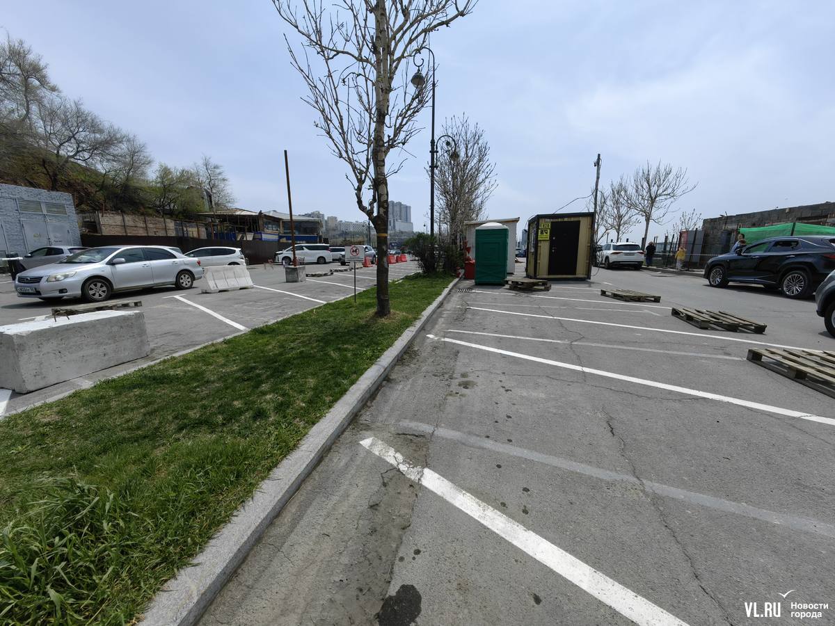 Во Владивостоке перегородили часть Батарейной набережной вместе с пешеходными дорожками и парковкой – теперь сюда лучше не заезжать Жители и гости Владивостока, которые с утра во вторник, 13 мая, приехали на набережную к спорткомплексу «Олимпиец», с удивлением увидели, что там ни пройти ни проехать. На пешеходной части разбирают брусчатку, демонтируют световые столбы и убрали скульптуру тигра из металлолома. Всё это хаотично огорожено сигнальными лентами. На проезжей части появились жёлтые бытовки, а парковочные места перекрыты паллетами. В центре всего этого хаоса работают люди в спецовках Concrete Jungle. В мэрии сообщили только, что идёт подготовка к благоустройству, а подробности пообещали раскрыть позже. Админу
