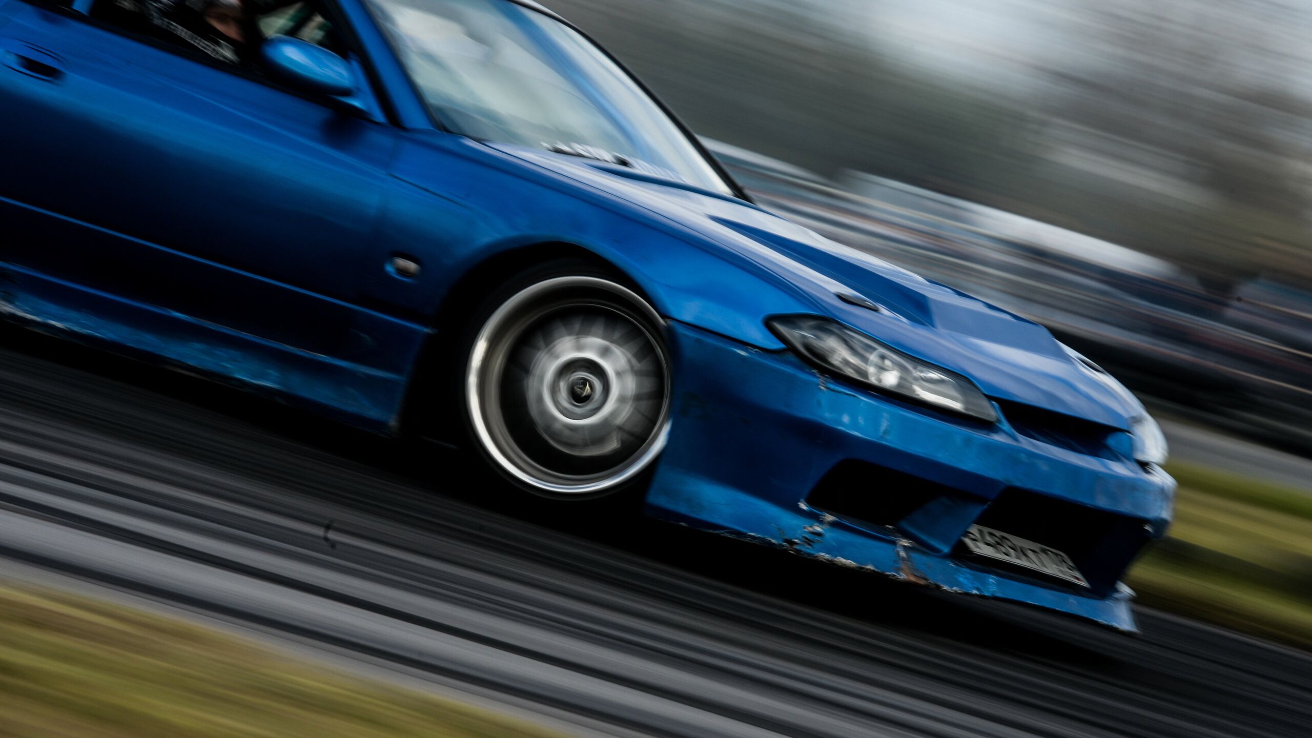 Осужденный автоблогер Гаджи Гаджиев рассказал что для съемки видео приехал на дрифт шоу в Одинцово где сел за руль неисправного автомобиля BMW и во время дрифта сбил двух человек сказано в материалах которые имеются в распоряжении РИА Новости Согласно материалам блогер пояснил суду что прибыл около полуночи 16 ноября 2024 года со своими знакомыми на парковку на северном обходе Одинцово посмотреть и снять на видео дрифт шоу где собрались около 300 человек и до 100 автомобилей По его словам он сам сел за руль BMW его товарища на которой до него на этом шоу уже проехали около пяти человек