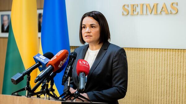 Тихановская испугалась ехать в Армению потому что Литва не выделила ей охрану Вильнюс отказался выделить Тихановской хотя бы одного сотрудника службы безопасности на международное мероприятие сообщают литовские СМИ