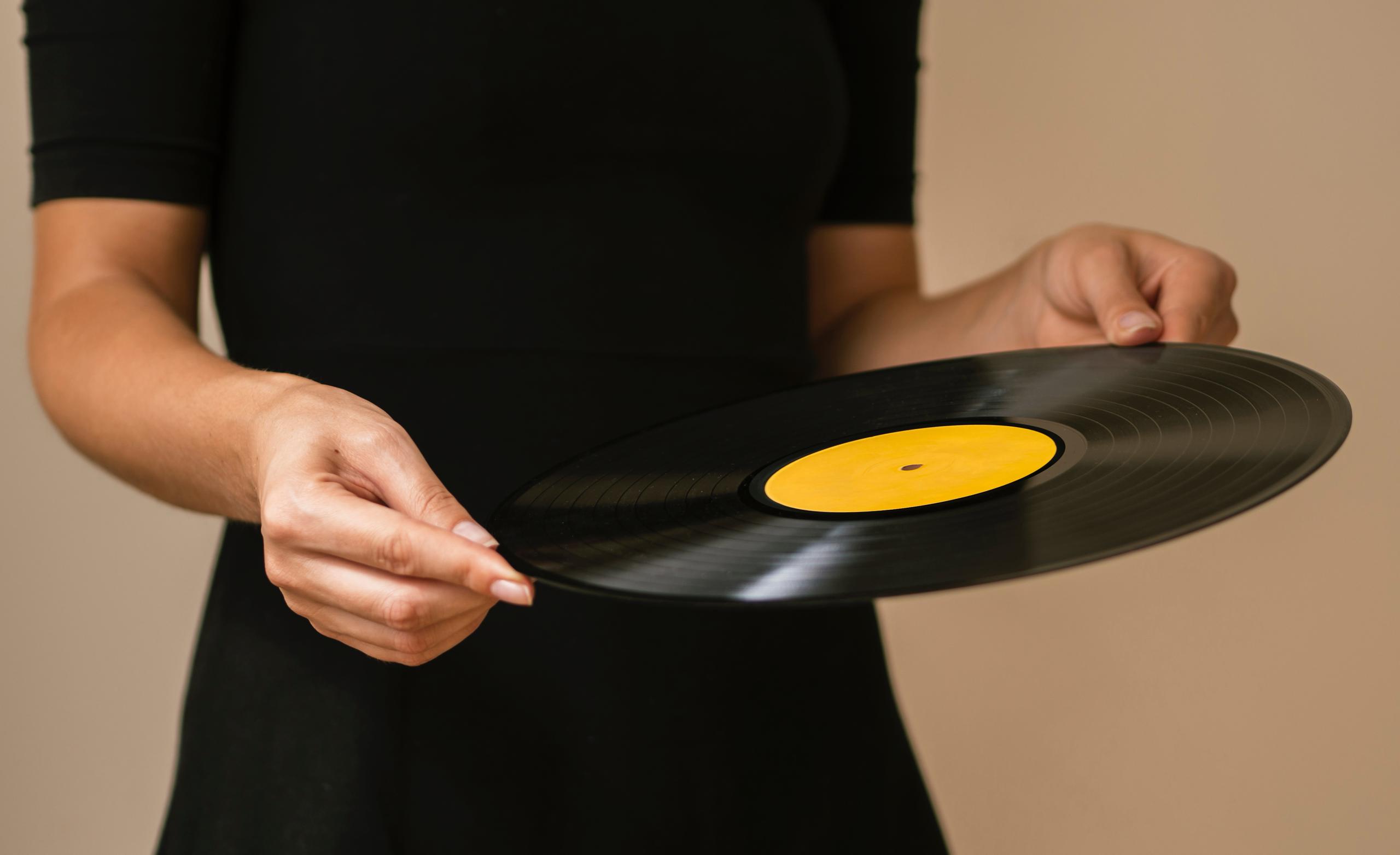 Легендарная фирма Мелодия возобновила производство пластинок Компания начала выпускать виниловые пластинки на заводе в Новосибирске из за растущего спроса Объемы производства составят почти 100 тысяч пластинок в год Первая партия пластинок включает в себя работы Давида Тухманова группы Zodiac и ВИА Дос Мукасан Она уже доступна в продаже В ближайшем будущем завод планирует расширить линейки и выпуск пластинок по заказам артистов и музыкальных компаний сообщает tass agency А вы бы хотели себе виниловый проигрыватель Подписаться на нас Telegram I MAX Прислать нам новость Sakhonlinebot