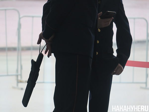 Не опять, а снова: школьнице пришлось снять бюстгальтер, чтобы пройти на ОГЭ В Свердловской области повторилась прошлогодняя воронежская история – школьнице пришлось раздеться, чтобы попасть на сдачу ОГЭ. Об этом со ссылкой на учеников из Полевского сообщает Telegram-канал Ural Mash. Школьники утверждают, что металлоискатель сработал на бюстгальтер девочки в 16-й школе, и ей предложили его снять, якобы пригрозив, что иначе она останется на второй год. Охранники и учителя отвели девятиклассницу в отдельный кабинет, где та показала, что в ее нижнем белье ничего нет. Директор школы все отрицает. NAKANUNE.RU обратилось за комментарием в свердловский минобр, но там не смогли оперативно прокомментировать ситуацию.