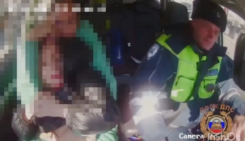 В центре Красноярска инспекторы ДПС помогли ребенку с поврежденной артерией на голове Сотрудники красноярского полка ДПС оперативно доставили в больницу мать с травмированным ребенком Ситуация была чрезвычайной и требовала немедленного вмешательства Случай произошел в апреле сегодня в пресс службе полиции рассказали подробности На улице Ленина к экипажу обратилась женщина с просьбой о помощи ее ребенок во время прогулки упал и ударился головой в результате чего началось сильное кровотечение Мать пыталась самостоятельно остановить кровь зажимая рану рукой но у нее не выходило К счастью инспекторы ДПС находились неподалеку и оперативно среагировали на ситуацию Они доставили женщину с ребенком в ближайшее медицинское учреждение Там выяснилось что у пострадавшего повреждена артерия что и стало причиной обильного кровотечения Тормозит Телеграм Читай Newslab в MAX