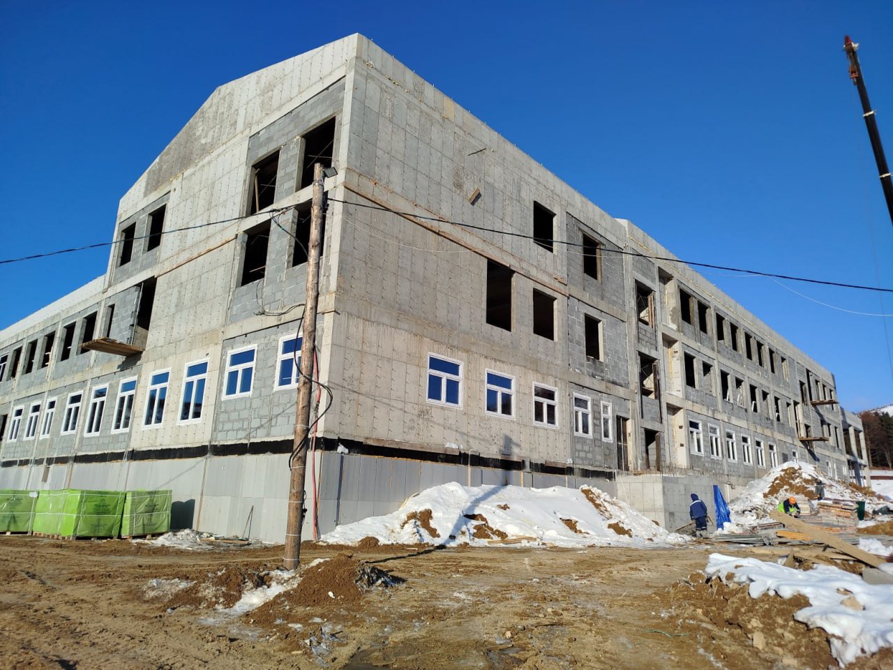 На Сахалине и Курилах продолжается строительство новых образовательных учреждений Во Взморье возводят школу детский сад на 90 мест объект планируют ввести в эксплуатацию в конце следующего года В Северо Курильске строительство новой школы выходит на финишную прямую завершить работы намерены к августу чтобы уже в сентябре 288 учеников смогли начать занятия в новом здании Ещё одна крупная школа появится в Южно Сахалинске в 19 м микрорайоне Образовательный комплекс на 1000 мест рассчитывают сдать в 2027 году С любовью ваши острова Подписаться на нас в MAX