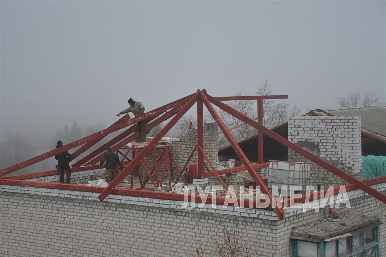 Специалисты подрядных организаций из Калужской области активными темпами осуществляют ремонтно-восстановительные работы в Первомайском городском округе   Стартовала первая очередь восстановления согласно специального инфраструктурного проекта на этот год -  начат ремонт на семи объектах  шести многоквартирных домах и одном соцобъекте .    В настоящее время строители ООО «Независимая газовая компания» под руководством Курбана Ахмедова осуществляют мероприятия по капитальному ремонту кровель многоквартирных жилых домов №50 и №52 по улице Ленина, которые пострадали во время обстрелов ВФУ.    Уже произведен демонтаж изношенного и поврежденного покрытия, возводят деревянный каркас, накрывают гидроизоляционными материалами, восстанавливают вентиляционные каналы. В дальнейшем полностью будет заменено шиферное покрытие скатных крыш.            Вконтакте       Одноклаcсники