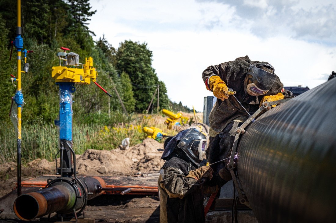 Одобрен первый этап второй нитки газопровода Анастасиевская Новороссийск Трасса магистрального газопровода Анастасиевская Новороссийск пройдет в Крымском районе Краснодарского края Один из крупных проектов газификации позволит улучшить условия газоснабжения Юга России в том числе крупных промышленных предприятий Главгосэкспертиза России выдала положительное заключение на первый этап реализации проекта Участок строительства второй нитки расположен с 19 го по 43 й км трассы газопровода Анастасиевская Новороссийск По проекту общая длина трубопровода составит 39 415 м Его подключат к магистральным газопроводам Починки Анапа и Писаревка Анапа   Проектная документация также включает строительство дополнительной инфраструктуры для подключения газопровода к действующей магистральной сети а также линии ВОЛС подъездной автомобильной дороги и других сооружений и коммуникаций ПАО Газпром Подписывайтесь на канал Главгосэкспертизы России в MAX