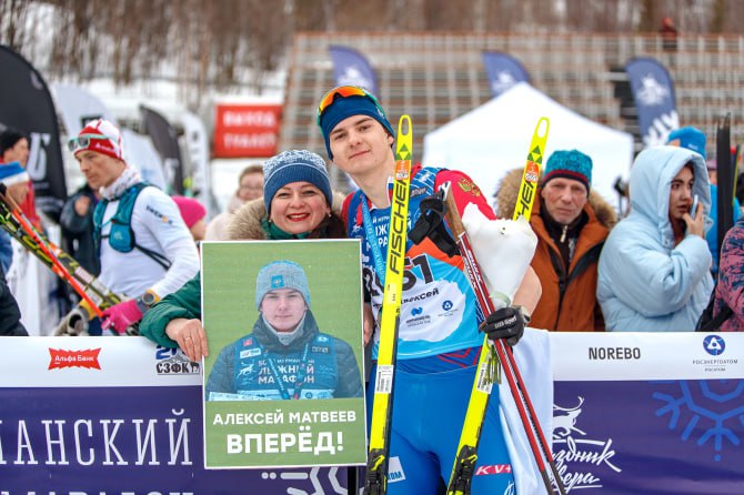 Мурманский биатлонист Алексей Матвеев стал мастером спорта России 20 летнему спортсмену из Мурманска Алексею Матвееву присвоено звание Мастер спорта России В биатлон Алексей пришел в девять лет а первым тренером стал Константин Топоров Сегодня Алексей тренируется на базе областной спортшколы олимпийского резерва Несмотря на плотный график сборов он успевает учиться в Мурманском арктическом университете А в перерывах между занятиями Алексей находит время и для хобби с удовольствием выбирается на рыбалку ГАУДОМО МОСШОР по ЗВС Подписаться на ТВ 21 Мурманск