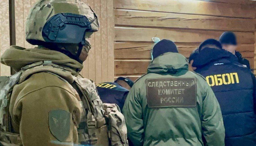 Двое организаторов и 16 членов преступного сообщества задержаны при содействии ОМОН Росгвардии в Якутии. Злоумышленники занимались незаконной организацией азартных игр и вымогательством денежных средств. Нелегальная игорная деятельность велась сразу в нескольких районах республики, в том числе в исправительных учреждениях. По данным следствия, участники банды контролировали поступление доходов от азартных игр и насильственно принуждали потерпевших к оплате карточных долгов. Оперативные мероприятия проведены сотрудниками МВД, ФСБ и ФСИН России при силовой поддержке ОМОН «Бизон» Управления Росгвардии по Республике Саха Якутия . Расследование преступной деятельности продолжается. Подробнее