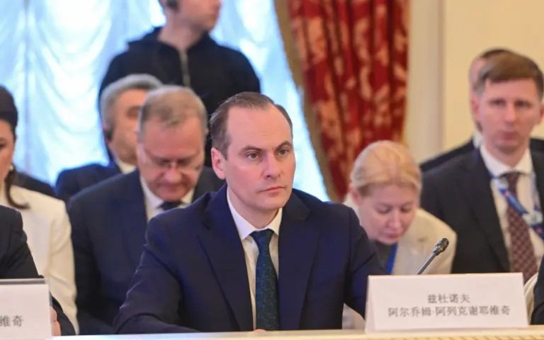 В Казани под председательством полномочного представителя Президента РФ в ПФО Игоря Комарова и Заместителя Премьера Госсовета КНР Чжана Гоцина 21 мая состоялось V заседание Совета по межрегиональному сотрудничеству в формате «Волга-Янцзы». В мероприятии приняли участие заместитель Председателя Правительства РФ Марат Хуснуллин, представители 14 российских, в том числе Глава Мордовии Артём Здунов, и 6 китайских регионов. Участники обсудили перспективы развития отношений двух стран в торгово-экономической, инвестиционной и гуманитарной сферах. Подробнее - здесь. Фото: Пресс-служба Раиса РТ.