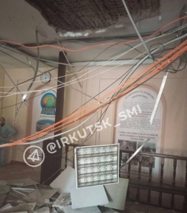 Обрушение потолка произошло в одной из школ Иркутска Обрушение потолочного покрытия и электропроводки произошло в школе 64 в Иркутске По данным прокуратуры происшествие случилось после 18 часов 11 февраля в фойе школы детей там не было В ходе надзорных мероприятий прокуратурой будет дана оценка исполнению законодательства о защите прав несовершеннолетних об образовании и обеспечении безопасности образовательного процесса сообщили в прокуратуре СК возбудил уголовное дело по статье о халатности В настоящее время следователь СК проводит осмотр места происшествия допрашиваются очевидцы произошедшего и руководство образовательного учреждения говорится в сообщении ведомства Местное издание Ирсити со ссылкой на городскую администрацию пишет что поврежденного участка 1 5 на 2 метра Упала штукатурка разрушен подвесной потолок Детей на первом этаже не было 12 февраля образовательный процесс организован в дистанционном режиме Вызваны специалисты для обследования перекрытий рассказали в администрации Здание в котором произошло происшествие было построено в 1955 году Ремонт там делали в разные годы чинили крышу меняли окна и приводили в порядок электрику Фото irkutsk smi Подписаться Прислать новость Помочь бустами