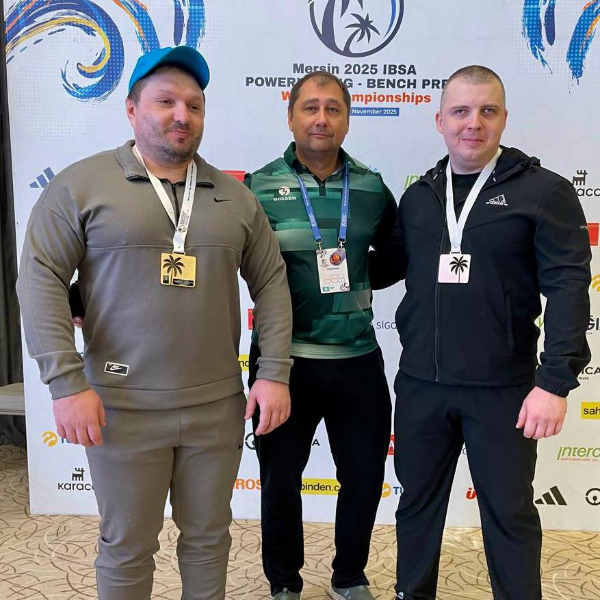 Ямальские спортсмены чемпионы мира по пауэрлифтингу спорт слепых Новоуренгоец Сергей Михалёв в составе сборной России завоевал 3 золотых медали в весовой категории до 125 кг Никого не было равных ему в дисциплине жим лежа и троеборье В абсолютном зачёте он поднялся на первую ступень пьедестала Тренируется спортсмен под руководством Константина Павлова в спортшколе Контакт Алексей Ларин из Муравленко в весовой категории до 110 кг также стал лучшим в жиме лёжа и троеборье Помимо этого атлет установил рекорд в становой тяге 271 кг В абсолютном зачете Алексей стал вторым Тренирует спортсмена Денис Смагин в спортшколе Муравленко Чемпионат мира по пауэрлифтингу спорт слепых в Мерсине Турция проходит с 26 октября по 3 ноября В соревнованиях принимают участие сильнейшие спортсмены из России Турции Грузии Казахстана Молдовы Кении Чехии Ливии Поздравляем спортсменов и их тренеров Гордимся вашими достижениями ЯмалСпорт Пауэрлифтинг СпортСлепых Ямал Спорт Мы в MAX