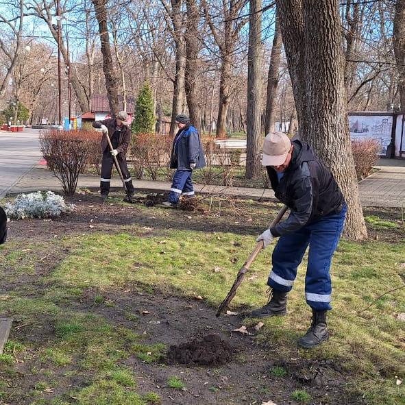 В краснодарских парках ведутся работы по благоустройству  Сотрудники городских парков постоянно ухаживают за их территориями. Специалисты садят деревья, кустарники и цветы, проводят декоративную и санитарную обрезки растений, ремонт лавочек и урн, ежедневную уборку.   На фото работники Чистяковской рощи. Они занимаются подготовкой почвы к высадке компенсационного фонда деревьев и кустарников.   /фото/