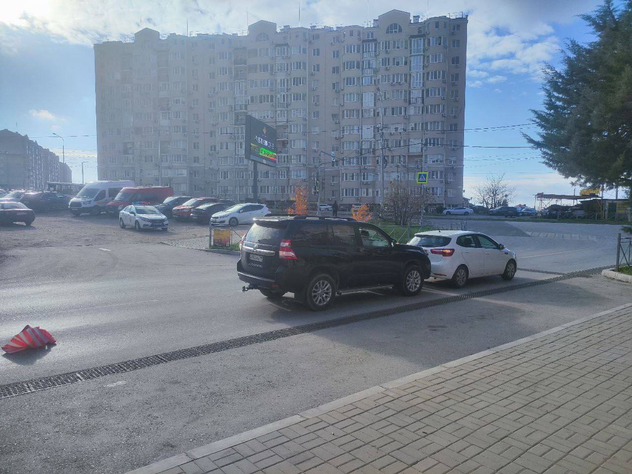 На улице Колобова в результате ДТП пострадала 4 летняя девочка Водитель автомобиля Toyota неправильно выбрала безопасную дистанцию и врезалась в а м Kia который двигался перед ней В результате столкновения 4 летняя девочка сидевшая на заднем сиденье Kia получила телесные повреждения и была доставлена в медицинское учреждение Ребёнок был в детском удерживающем устройстве что позволило минимизировать последствия подчеркнули в ГАИ Проводится проверка Севкор теперь в MAX Читайте Севкор