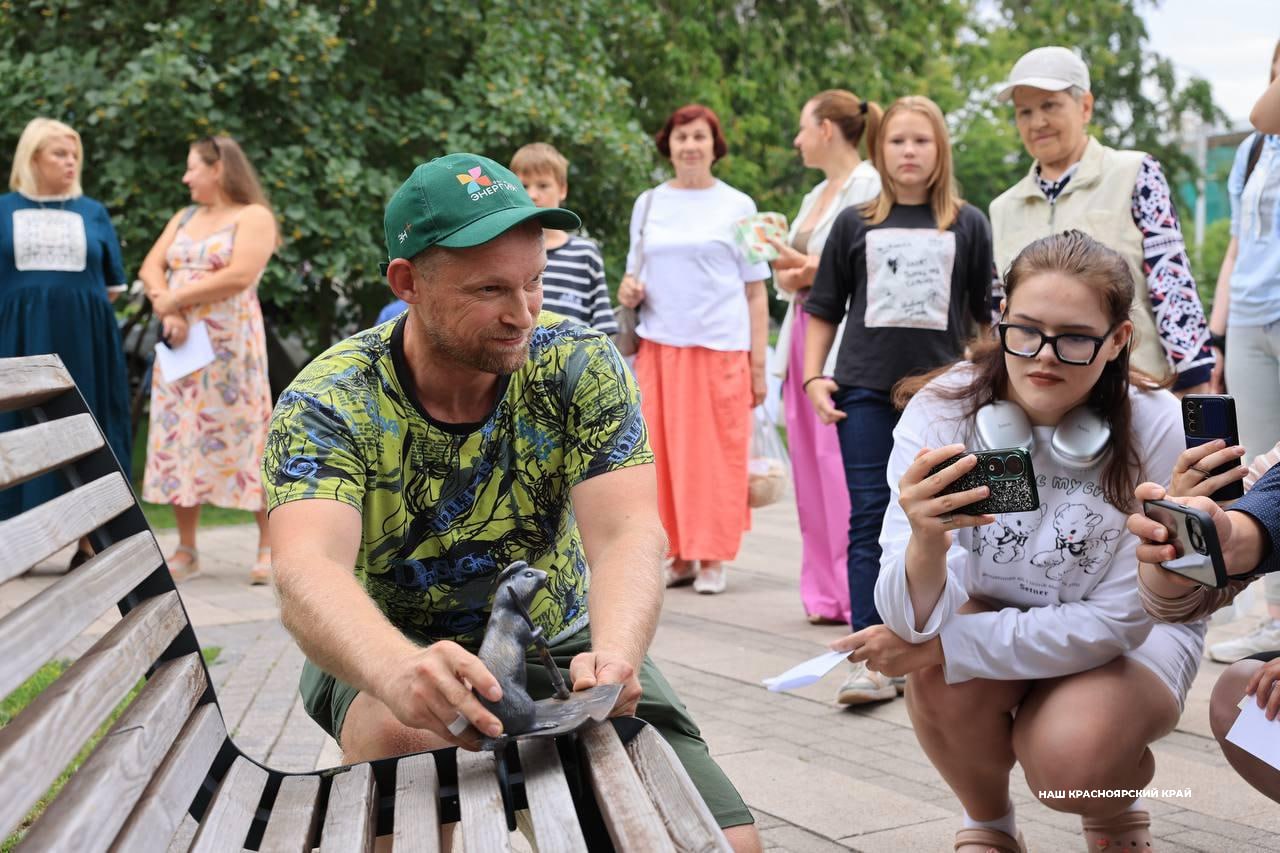Еще одну бронзовую фигурку суслика установили в Красноярске Пятый герой городского проекта появился в самом центре города — в сквере Сурикова. Суслика установили на лавке около памятника известному красноярскому художнику. Назвали фигурку тоже символично — Сури. Как рассказали создатели проекта, это девочка-суслик. — Мы устанавливаем сусликов в знаковых местах Красноярска. Суриков — это известная и важная личность для нашего города и региона. Понимали, что это будет суслик в образе художника. Но теперь мы сделали девчонку-суслика. Назвали ее Сури. В этот раз фигура рождалась сложно, несколько раз отливали. В целом это суслик, который нашел кисточку. А на листе написано ее имя, которое начинается на «С», — сообщила Лариса Благодацкая, заместитель начальника отдела по организации мероприятий МАУ «Красгорпарк». Отметим, что около суслика вырисовывается и портрет великого художника. Посмотреть на установку и принять участие в открытии новой бронзовой фигурки пришли ученики красноярских детских художественных школ.
