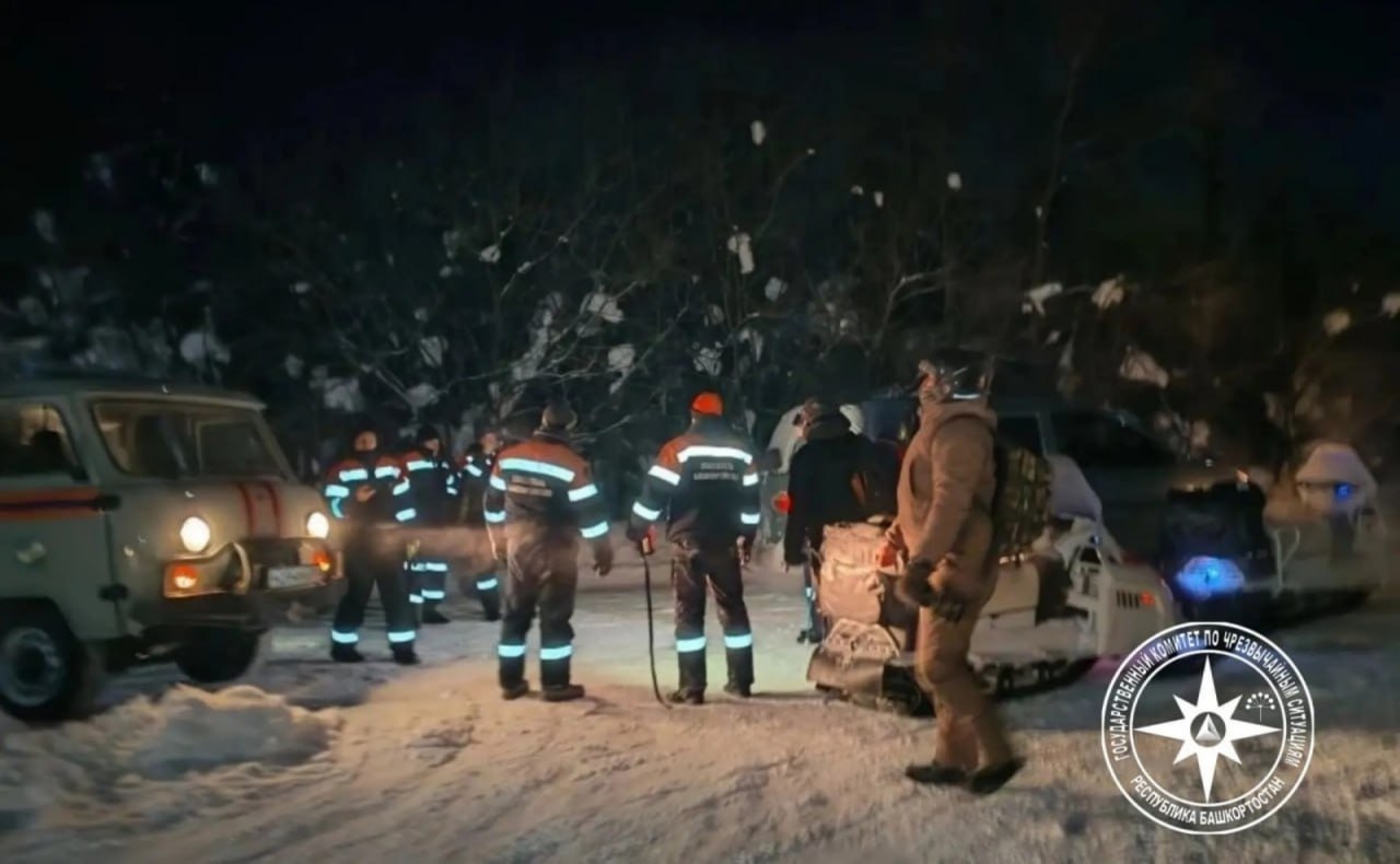 Зимняя сказка водопада Атыш обернулась серьезным испытанием для группы туристов Их поход начавшийся 2 января от деревни Верхние Лемезы мог закончиться печально на обратном пути группа сбилась с маршрута Когда в условленное время они не вернулись к ожидавшему автобусу водитель обратился к спасателям Техника и опыт специалистов сделали свое дело уставших и продрогших людей обнаружили с помощью снегоходов Туристов благополучно вывезли из леса их здоровью ничего не угрожало  Обратная связь  Подписаться  Подписаться в Max