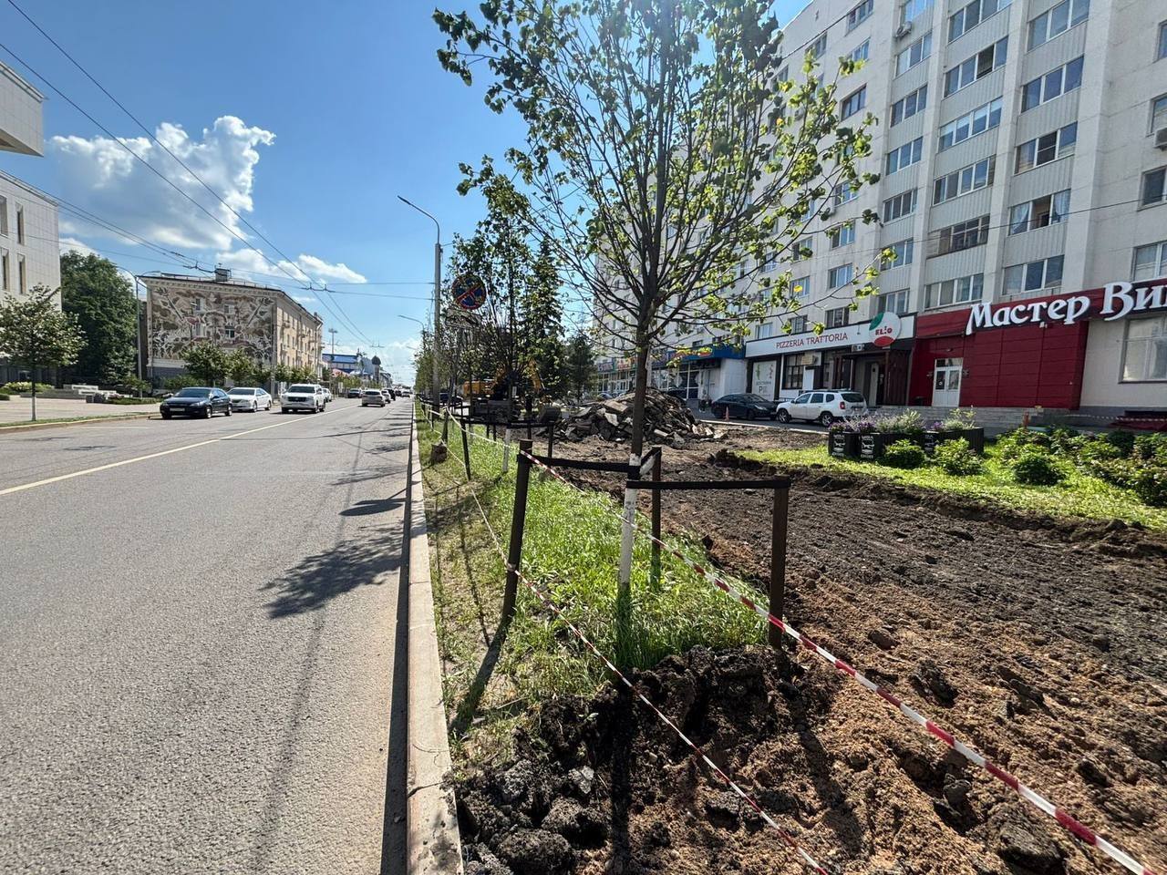 Приступили к ремонту тротуара на нечетной стороне ул. Карла Маркса от ул. Пушкина до ул. Заки Валиди. Здесь будет применена бетонная плитка с гранитным напылением.   Весной высадили крупномерные липы. После комплексного благоустройства «Аллея Победы» станет еще одним комфортным местом для прогулок.