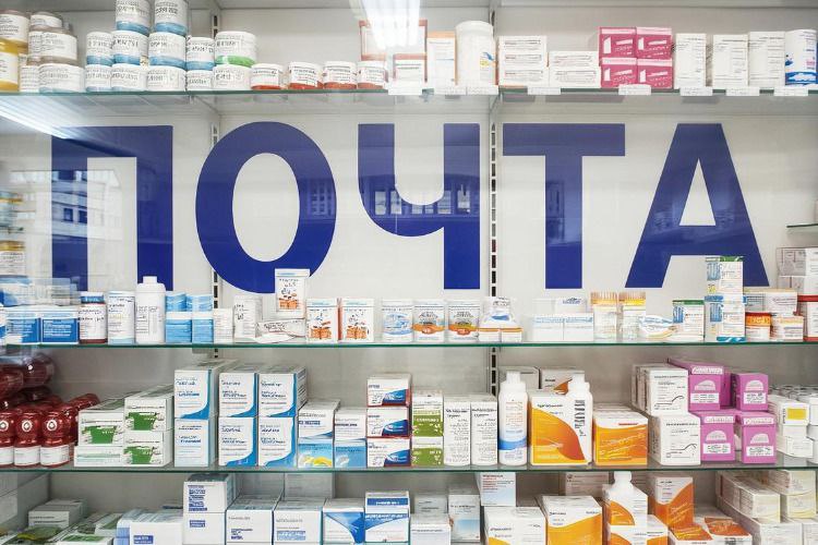 Почта России получит право продавать лекарства в отдаленных сёлах без аптек эксперты раскритиковали идею Почта России сможет продавать лекарства в сельских отделениях где нет аптек и медорганизаций с лицензией Минздрав подготовил проект постановления документ уже размещён на портале проектов нормативно правовых актов Право коснётся розничной торговли и хранения лекарств для медприменения по специальному перечню Торговать смогут только в сёлах без аптек и ИП с фармлицензией Если постановление примут оно вступит в силу сразу после официального опубликования из за социальной значимости Цель обеспечить лекарствами жителей удалённых и труднодоступных районов в том числе на Дальнем Востоке Директор СРО Ассоциация независимых аптек Виктория Преснякова считает инициативу рискованной даже продажа безрецептурных препаратов лицензируемая деятельность с жёсткими требованиями к помещению оборудованию и образованию персонала людям нужна консультация по противопоказаниям взаимодействию лекарств и правилам приёма а Почта России по её мнению вряд ли сможет это обеспечить Повышение квалификации почтальонов на 72 часа эксперт называет несопоставимым с профессиональным фармобразованием и видит риск неквалифицированной фармпомощи При этом она считает что Почта России логично подходит для доставки препаратов и как точечное решение для самых труднодоступных территорий Преснякова предлагает системный подход льготы и преференции для аптечного бизнеса готового работать в отдалённых регионах ниже рентабельности развитие законопроекта о мобильных аптеках которые будут выезжать только в белые пятна без альтернатив и работать с квалифицированными фармацевтами Идеальная модель по её мнению мобильные аптеки профессиональное ядро системы почтовая доставка крайняя и временная мера в перспективе подключение дронов и телемедицины для самых труднодоступных точек Дальнего Востока и других регионов 23 мобильных передвижных медкомплекса работают в Приамурье Более 3 800 амурчанам Мобильные бригады помогли пройти диспансеризацию и медицинские осмотры в 2025 году Главное про Дальний Восток